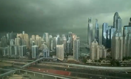 Kataklizma u Dubaiju: Snimak od 20 sekundi naježio sve, odjednom se smračilo, sve je progutao mrak (VIDEO)