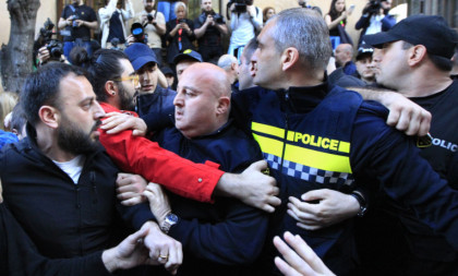 Haos u Tbilisiju: Građani izašli na ulice zbog zakona o stranim agentima, upotrebljen i suzavac