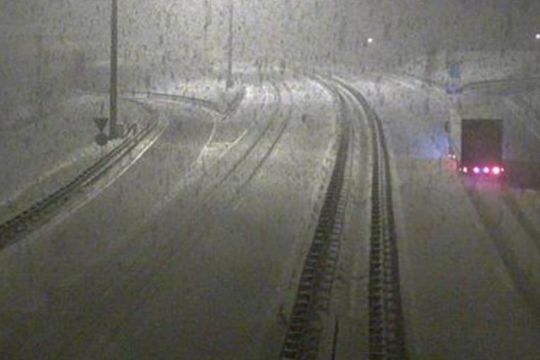 Alarmantna situacija u Hrvatskoj! Sneg okovao puteve, kamioni zaglavljeni, šleperima zabranjeno da saobraćaju ka Dalmaciji (FOTO)