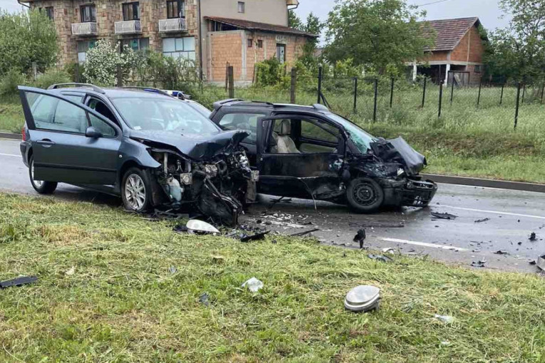Karambol kod Kragujevca: Težak sudar tri vozila, ima povređenih