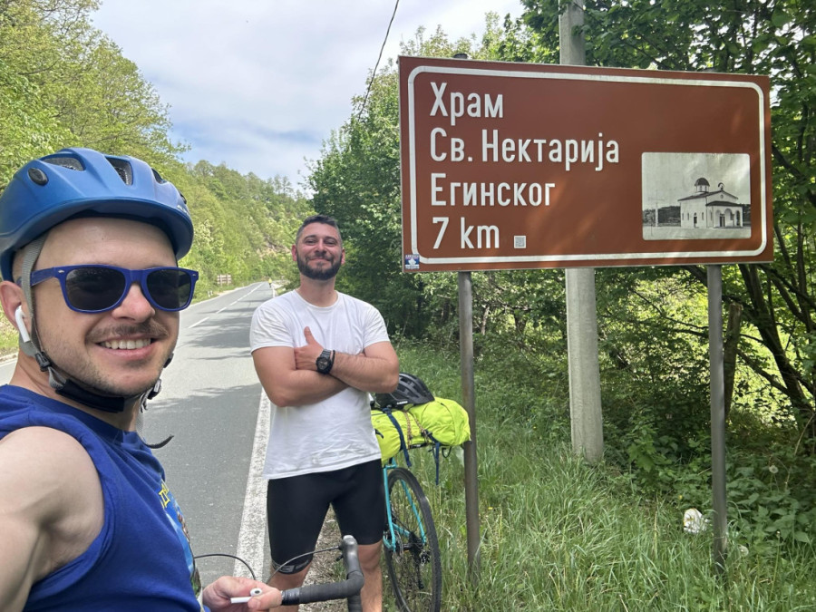 Milan i Damjan su krenuli put Egine kao Nikola Rokvić: Na hodočašće pošli biciklima, a plan je da Uskrs provedu sa porodicom (FOTO)