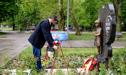 Šapić položio venac na spomenik Milici Rakić: Nikada ne smemo zaboraviti nevine žrtve bombardovanja, naročito našu decu (FOTO)