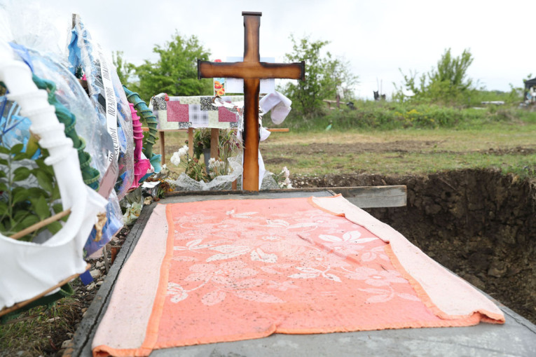 Da đavo u Zlotu ne ustane: Nova tri vlaška simbola na grobu pomagaču ubice male Danke (FOTO/VDIEO)