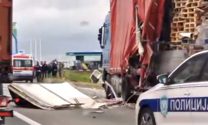 Teška saobraćajka kod Surčinske petlje: Kamion sleteo sa puta - Hitna pomoć i policija na licu mesta! (VIDEO)