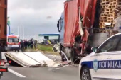 Teška saobraćajka kod Surčinske petlje: Kamion sleteo sa puta - Hitna pomoć i policija na licu mesta! (VIDEO)