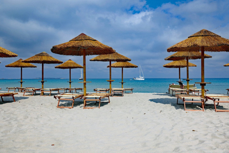 Dranje na plažama u Grčkoj! Naši turisti pobesneli: Ležaljke na plaži 40 evra