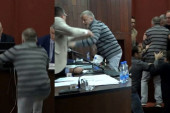 Tuča u Skupštini u Kuli! Nasilje, nasrtaj i napad na predsednika Skupštine od strane Srbije protiv nasilja (VIDEO)