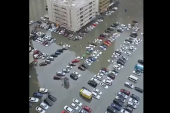 Dron snimio katastrofalno stanje u Dubaiju: Automobili skoro do krova pod vodom, jedan muškarac stradao (VIDEO/FOTO)