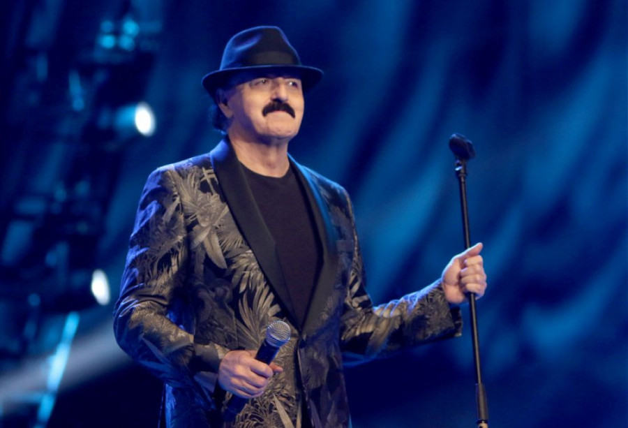 Haris sad mora da šije, pegla, pere sudove, da kuva... Pevač sve kućne poslove obavlja: Imam puno slobodnog vremena