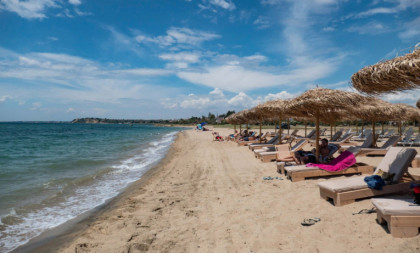Počela sezona u Grčkoj, naši turisti već stigli: Temperatura raste, a evo da li je more još uvek hladno