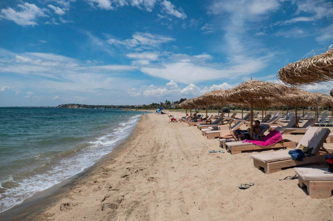 Panika na grčkim plažama: Srpski turisti vadili travu iz mora pa dobili opekotine!