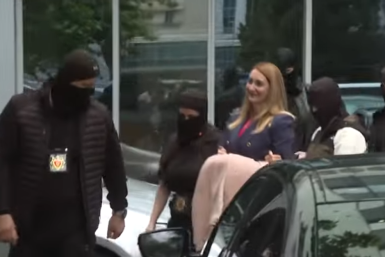 Perovićeva nasmejana dok je vode specijalci: Direktorki Agencije za sprečavanje korupcije određeno zadržavanje (FOTO)