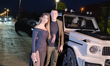 Sloba Radanović promoviše album "Vreme besramnih", pa ga pitali za upad u školu! Došla i Jelena u haljini sa dubokim šlicem! (FOTO/VIDEO)