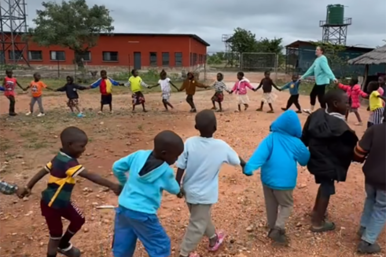 Presladak snimak iz Afrike! Mališani se uhvatili za ruke i vesele se uz poznatu dečiju pesmu koja se peva u Srbiji (VIDEO)
