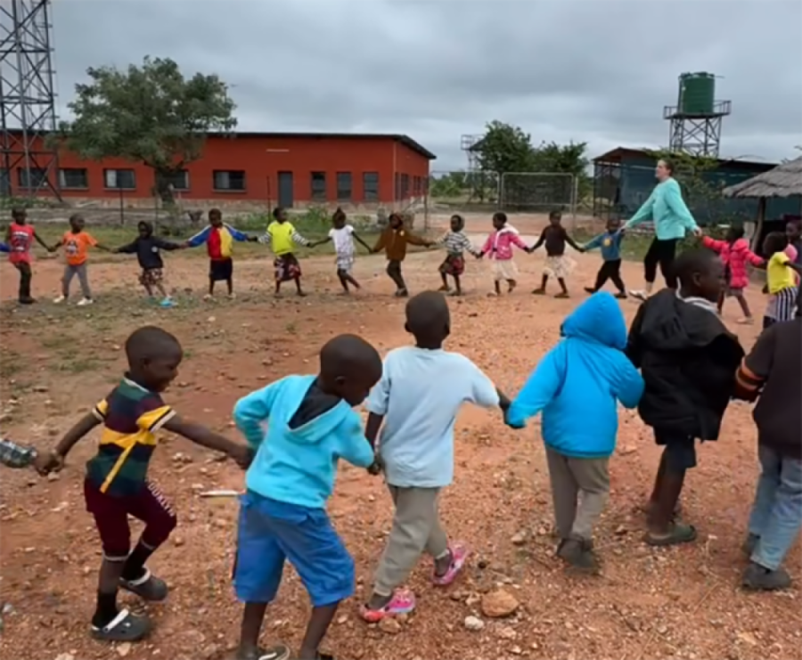 Presladak snimak iz Afrike! Mališani se uhvatili za ruke i vesele se uz poznatu dečiju pesmu koja se peva u Srbiji (VIDEO)
