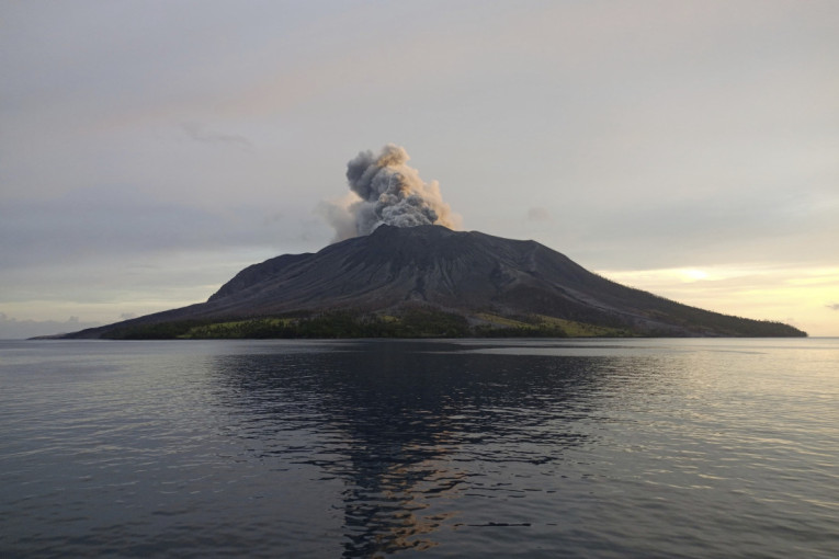 Evakuišu se okolna ostrva: Pepeo iz vulkana u Indoneziji prekrio naselja, građani neće da odu (VIDEO/FOTO)