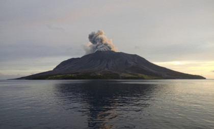 Lava se sliva niz vulkan! Opet eruptirao Ruang, nivo uzbune podignut na najviši nivo (VIDEO)