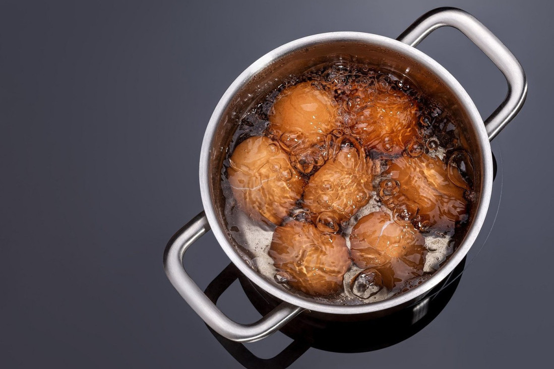 Trikovi za kuvanje jaja koje svako treba da zna: Kako da vam žumance bude savršeno rovito, a da se ljuska skida bez muke?