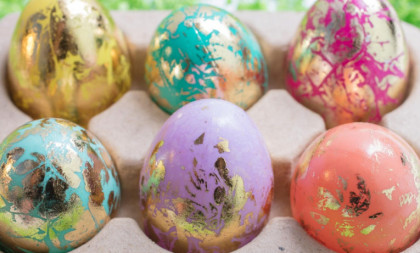 Sagovornici 24sedam razrešili dilemu: Da li porodica koja je imala smrtni slučaj farba uskršnja jaja i šta su "jaja kaluđeri"?