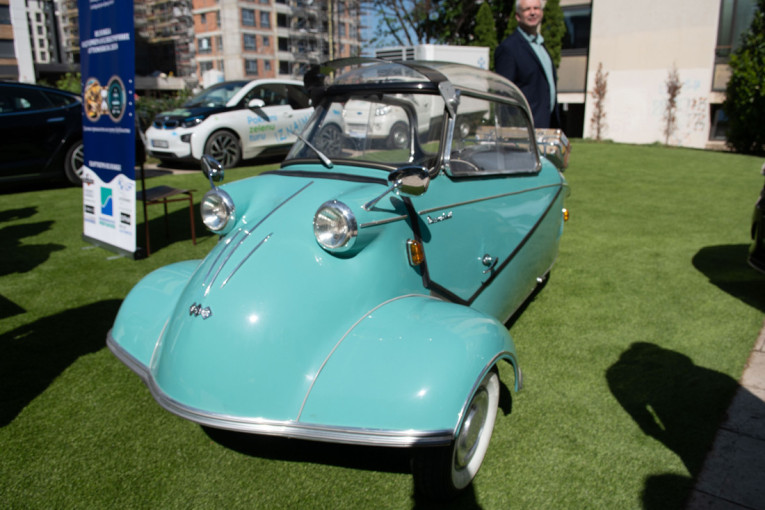 Spojile se prošlost i budućnost automobilizma: Nećete verovati kako su ljubitelji starih i novih kola uživali na ovoj izložbi! (VIDEO)