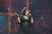 Bojana Stamenov u providnoj haljini: Pevačica smršala 70 kilograma i izgleda nikad bolje (FOTO)