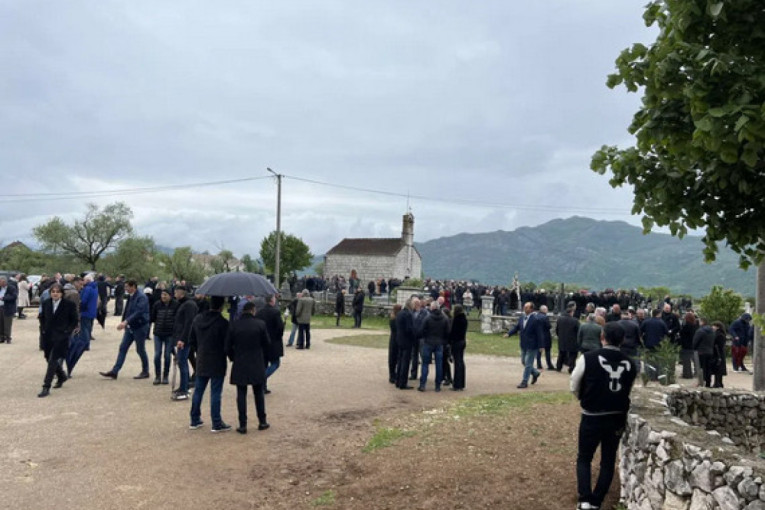 "Napravio si od nas ljude kakvi jesmo, hvala!": Svi grcali u suzama dok je sin Brana Mićunovića držao govor, evo ko je bio na sahrani (FOTO)