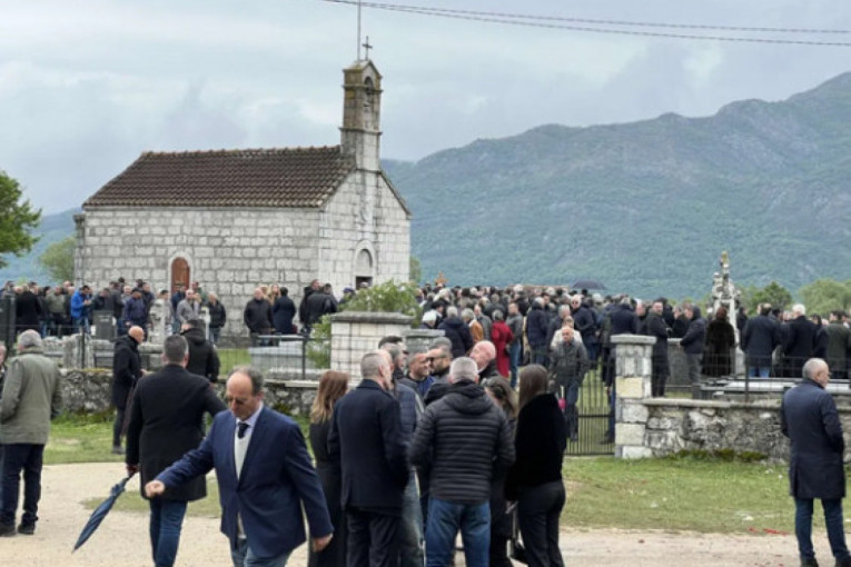 "Napravio si od nas ljude kakvi jesmo, hvala!": Svi grcali u suzama dok je sin Brana Mićunovića držao govor, evo ko je bio na sahrani (FOTO)