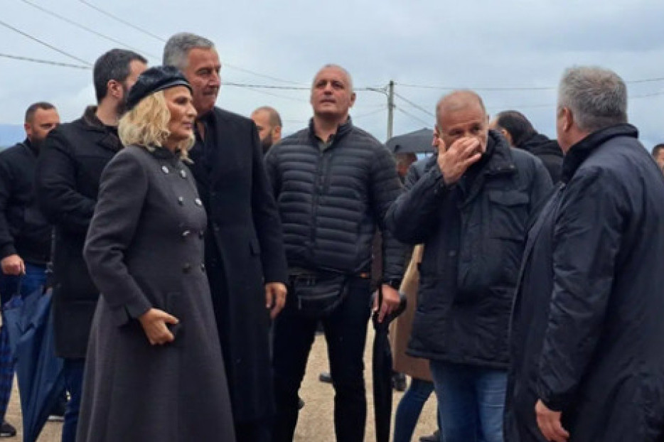 "Napravio si od nas ljude kakvi jesmo, hvala!": Svi grcali u suzama dok je sin Brana Mićunovića držao govor, evo ko je bio na sahrani (FOTO)