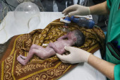 Umrla beba koja je izvađena iz stomaka majke na samrti u Gazi: Cela porodica joj stradala u izraelskom bombardovanju