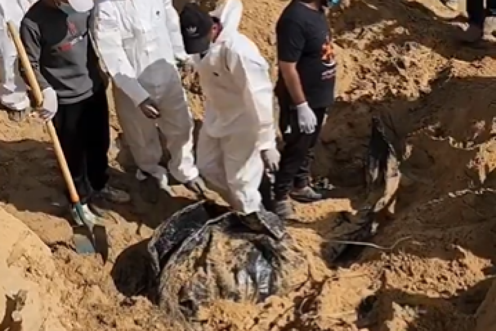Užasni snimci iz Kan Junisa! Žene i deca među 190 tela u masovnoj grobnici, žrtvama vezane ruke (FOTO/VIDEO)