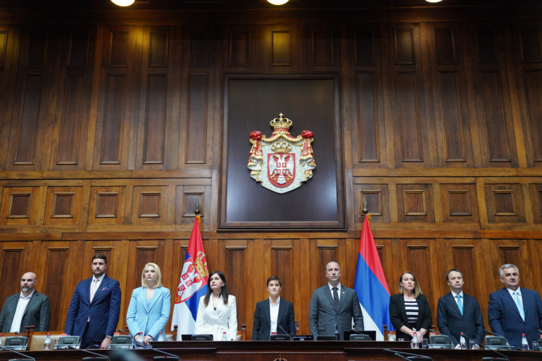 U toku je sednica Skupštine Srbije: Na dnevnom redu Zakon o lokalnim izborima, opozicija opet o svemu osim o temi (FOTO)