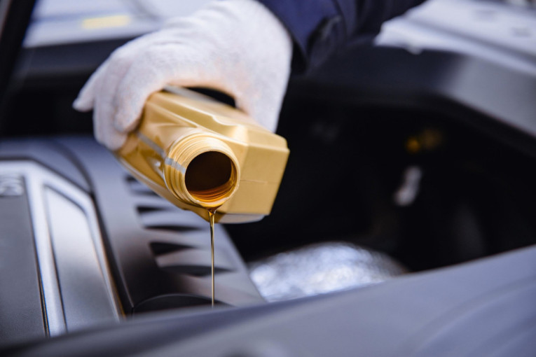 Prekomerno dolivanje ulja: Kako izbeći ozbiljne probleme sa motorom?