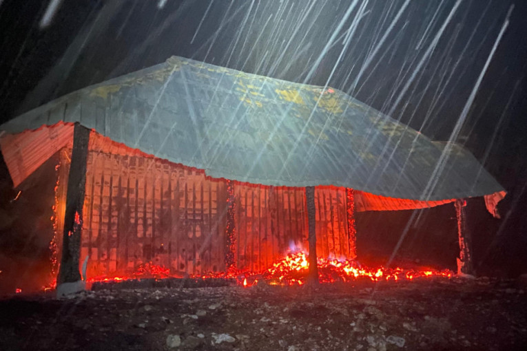 Potresne fotografije iz Tutina: Od planinarskog doma ostalo samo zgarište, volonteri ga gradili godinama (FOTO)