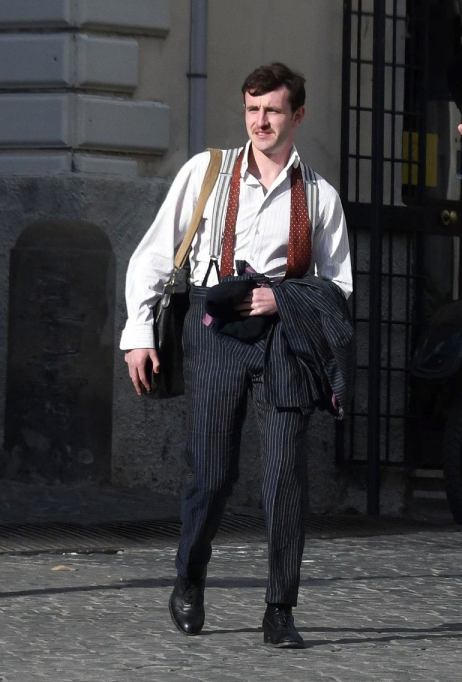 Zvezda "Gladijatora 2" Pol Meskal uslikan u fontani usred Rima: Polugo i neprepoznatljiv (FOTO)