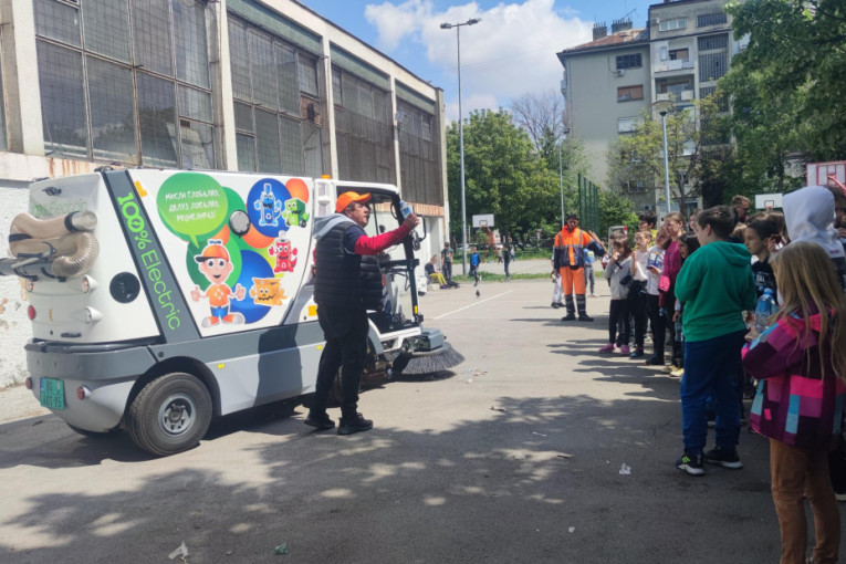 Velika akcija u Osnovnoj školi "Nadežda Petrović": JKP „Gradska čistoća“ Beograd obeležilo Dan planete Zemlje (FOTO)