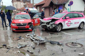 Žestok sudar u centru Čačka: Tri osobe povređene (FOTO)