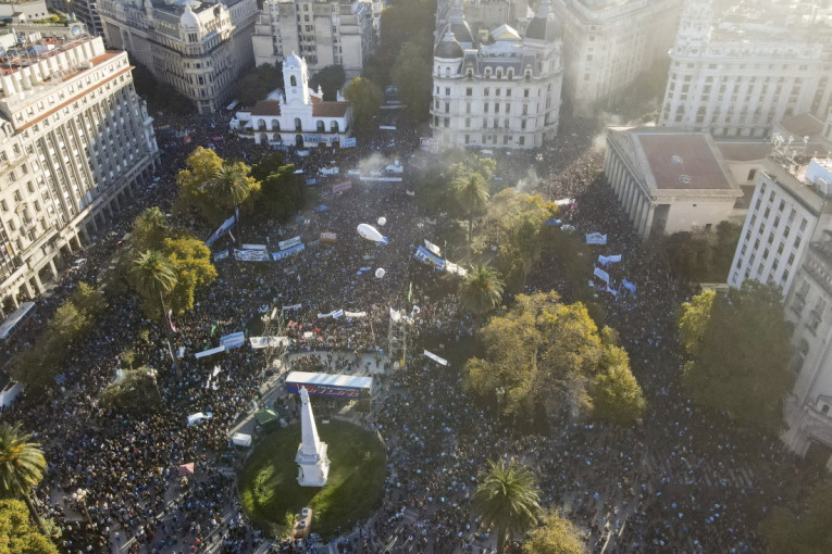 Pola miliona ljudi blokiralo Buenos Ajres: Protesti divljaju širom Argentine, predsednik razbesneo narod (VIDEO/FOTO)