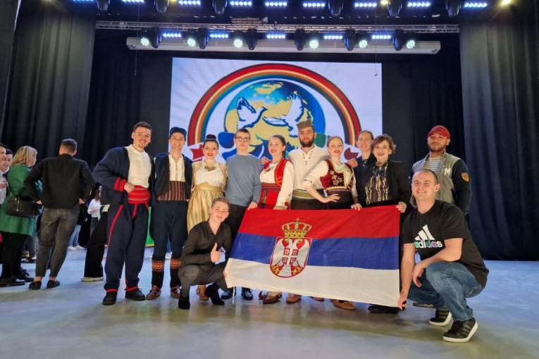 Neda nam otkrila kako srpski studenti proslavljaju Uskrs u Rusiji: Slavimo s Rusima, držimo se zajedno i slušamo kosovske pesme (FOTO)