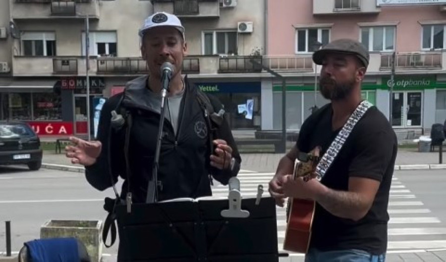 Nikola Rokvić na putu do Grčke zapevao sa uličnim pevačem: Uvek je radosnije uz pesmu (VIDEO)