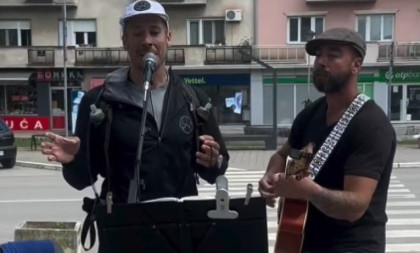 Nikola Rokvić na putu do Grčke zapevao sa uličnim pevačem: Uvek je radosnije uz pesmu (VIDEO)