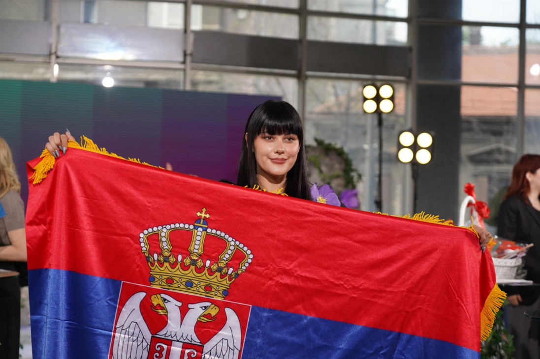 "Ono najbitnije staće i u ručni prtljag": Teya Dora sa zastavom u rukama otputovala u Malme (FOTO)