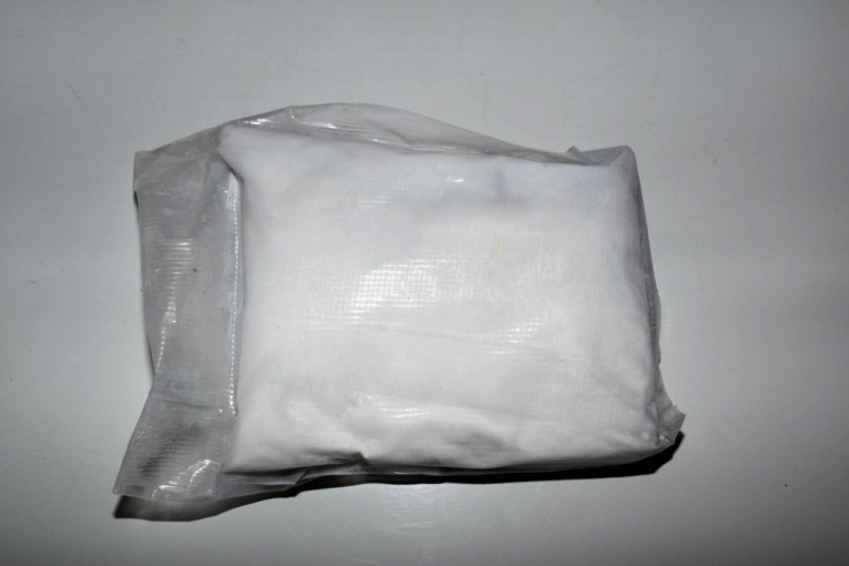 Lisice za dilera: Zaplenjeno više od kilogram amfetamina (FOTO)