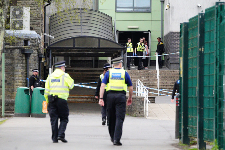 Troje povređeno u napadu nožem u srednjoj školi u Velsu (FOTO)