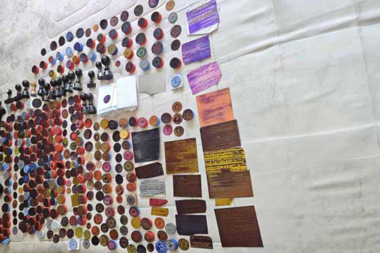 Pečati, lažni indeksi, novac! Šta je sve zaplenjeno kod 17 osoba koje su preko lažnih diploma uzele 12 miliona (FOTO)