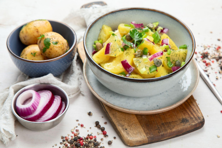 Tajni sastojak za savršenu krompir salatu: Ključni detalj koji unapređuje ukus jela