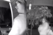 Snimljen zastrašujući trenutak otmice: Očajna žena lupala na vrata komšije, a onda se iz mraka pojavio muškarac i odneo je (VIDEO)