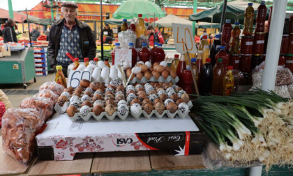 Posetili smo pijace i markete: Cene jaja kreću se od 11 do 200 dinara, a kesica lukovine skuplja nego luk! (FOTO)