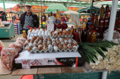 Posetili smo pijace i markete: Cene jaja kreću se od 11 do 200 dinara, a kesica lukovine skuplja nego luk! (FOTO)