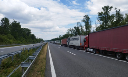 Čekamo satima i satima: Kolaps na graničnom prelazu sa Hrvatskom - kolona šlepera dugačka preko 10 kilometara! (FOTO)