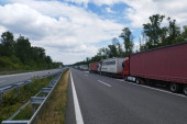 Čekamo satima i satima: Kolaps na graničnom prelazu sa Hrvatskom - kolona šlepera dugačka preko 10 kilometara! (FOTO)